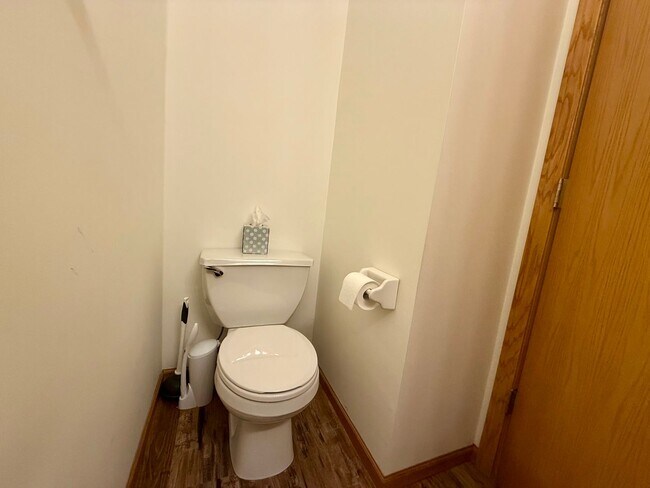 Building Photo - Lovely 3BR/3BA Otsego End Unit Townhome Available June!