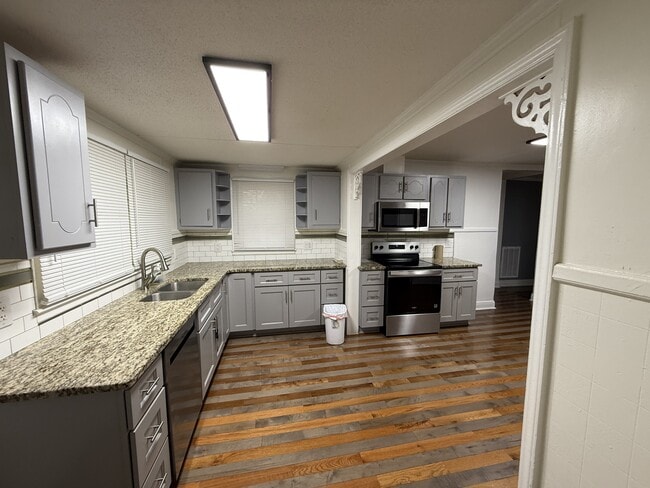 Building Photo - 208 Travora St