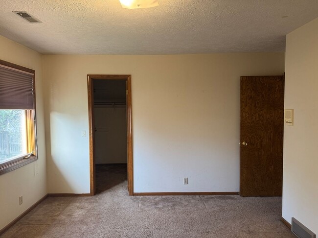 Building Photo - Spacious Harvey Oaks 4-bedroom home with classic charm and modern updates