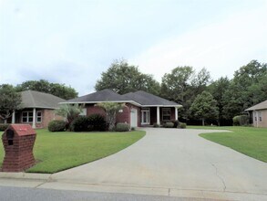 Building Photo - Spacious 3 Bed/2 Bath Home on Wooded Lot