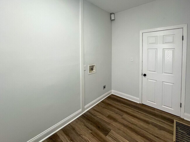 Building Photo - Beautifully Updated 3 Bed 2 Bath Haymount Home