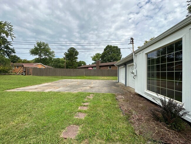 Building Photo - Beautiful Pet Friendly 3 bedroom home for ...