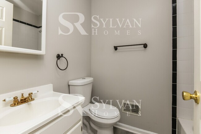 Building Photo - Brick 2 BR, 2 BA Townhome