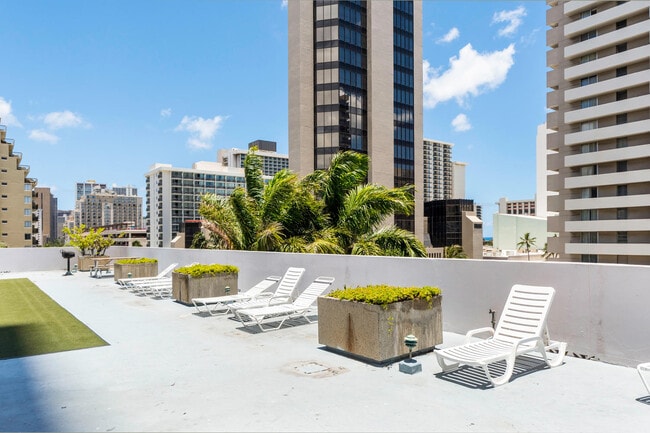 Building Photo - 2240 Kuhio Ave