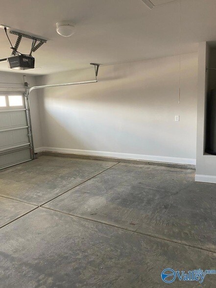 Building Photo - 121 Sorrelweed Dr