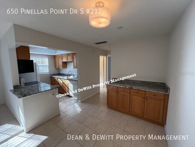 Building Photo - 650 Pinellas Point Dr S