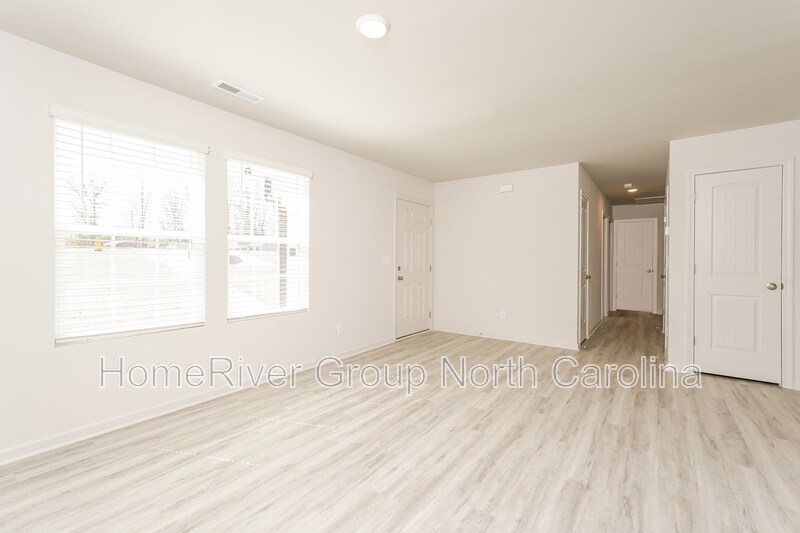 Building Photo - 2803 Carrollwood Dr