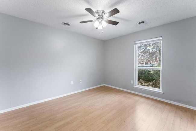 Building Photo - 2316-2318 Raven Ln