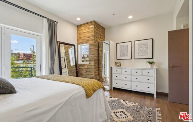 Building Photo - 903 S New Hampshire Ave