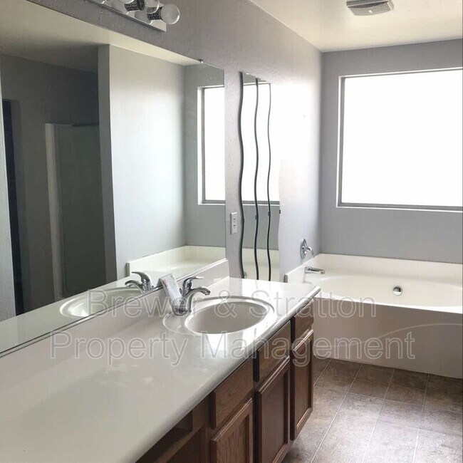 Building Photo - 4610 N 124th Ave