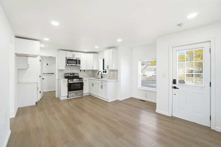 Building Photo - 149 W Lane Ave