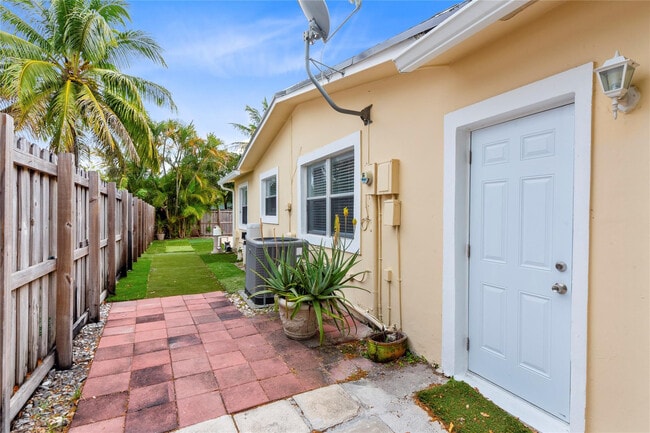 Building Photo - 842 SW 68th Ave