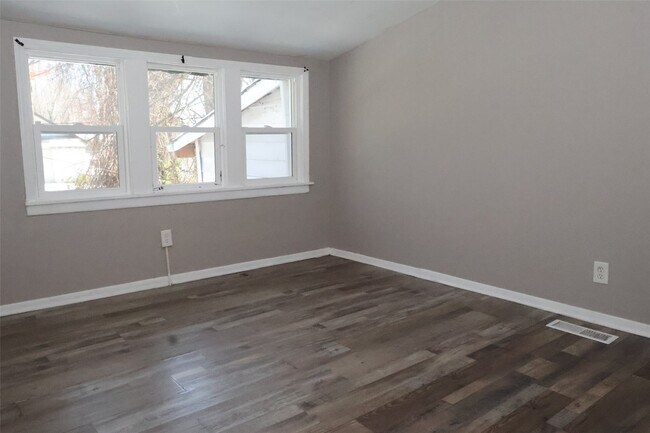 Building Photo - 5460 Hamilton Ave