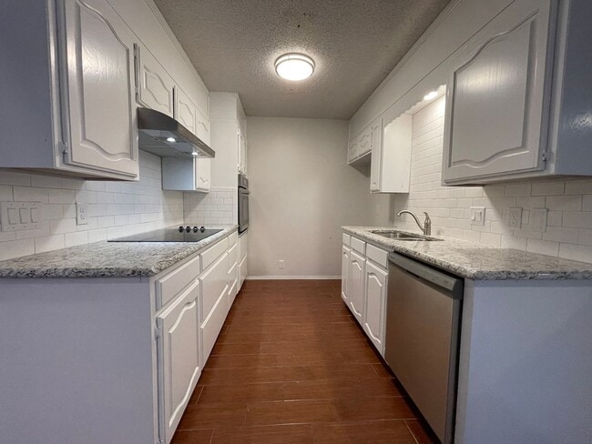Building Photo - AVAILABLE NOW - 2 Bedroom 1 Bath Two Story...