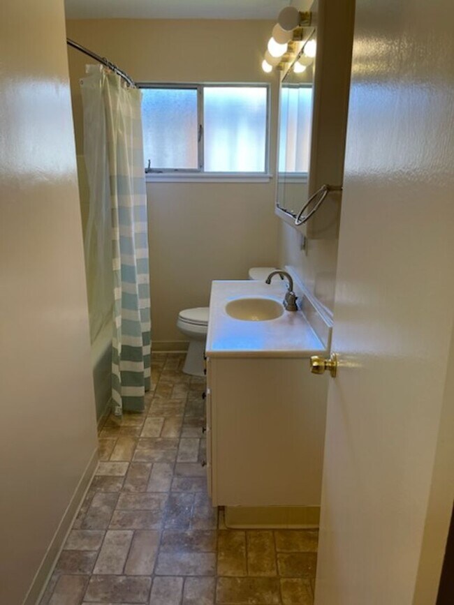 Building Photo - Lovely 3 Bedroom with spacious yard. Great location!
