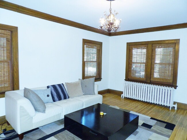 Building Photo - 2 Bedroom Condo in Brownstone