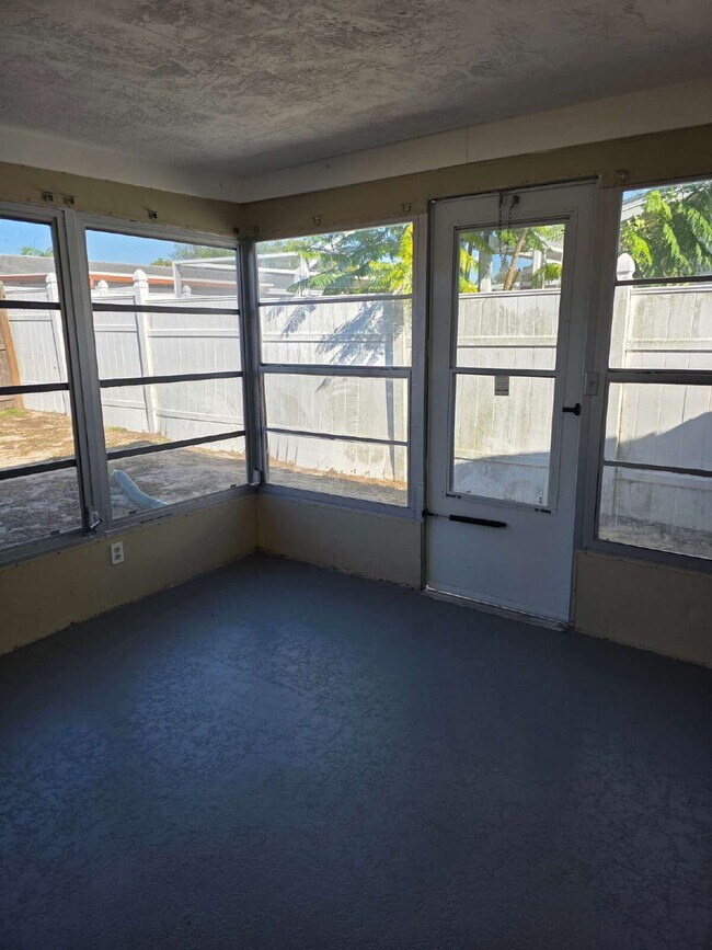 Building Photo - "Charming 3-Bed, 2-Bath Retreat on Seashore Drive – 1128 Sq Ft of Comfort!"