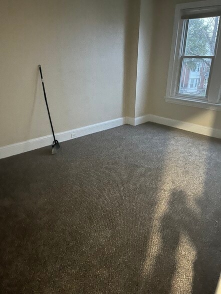 Building Photo - 121 E Stewart Ave