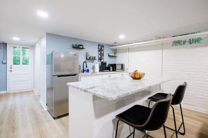 Building Photo - 7218 Monument Ave