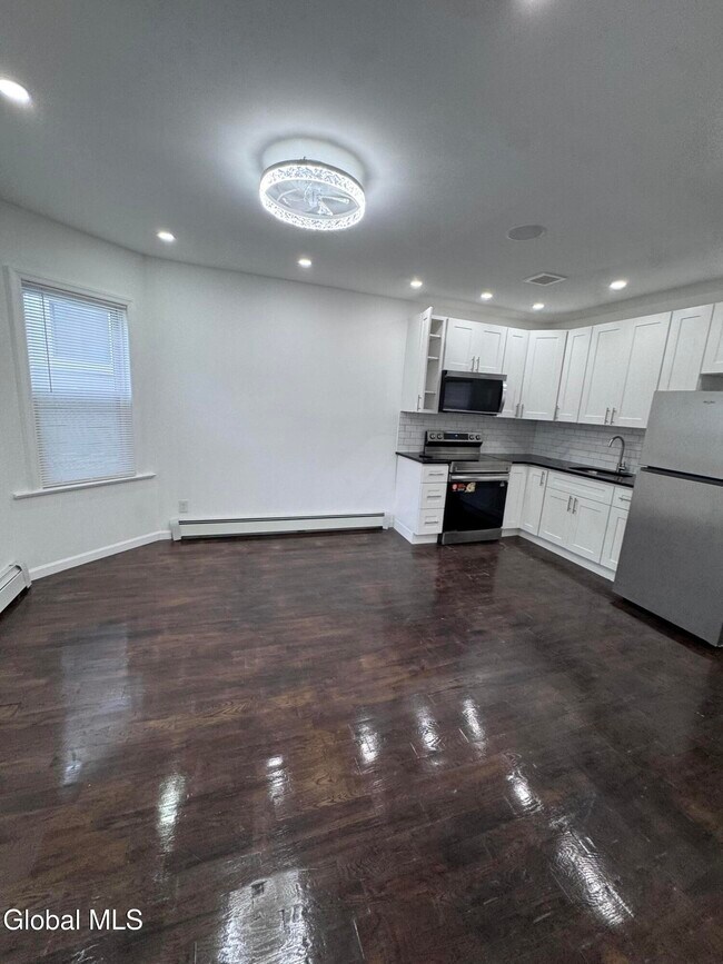 Building Photo - 885 Yorkston St