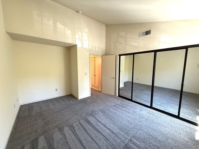 Building Photo - SPACIOUS TWO BED / TWO BATH UPPER-LEVEL CO...