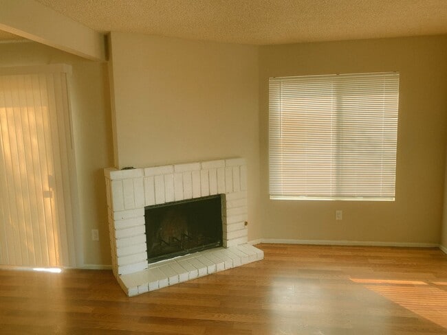 Building Photo - 1 Bedroom Condo For Rent