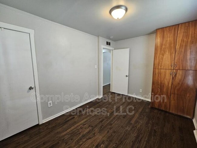Building Photo - 110 N Lake Park Ave