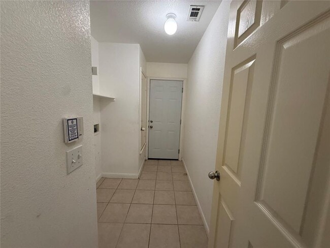 Building Photo - Beautiful 3 bed 2 bath house on corner lot