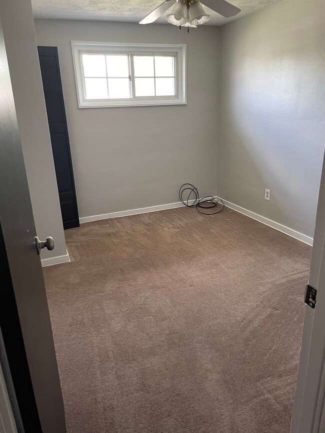 Building Photo - 3 BEDROOM, 1.5 BATH IN PENN HILLS - MOVE-I...