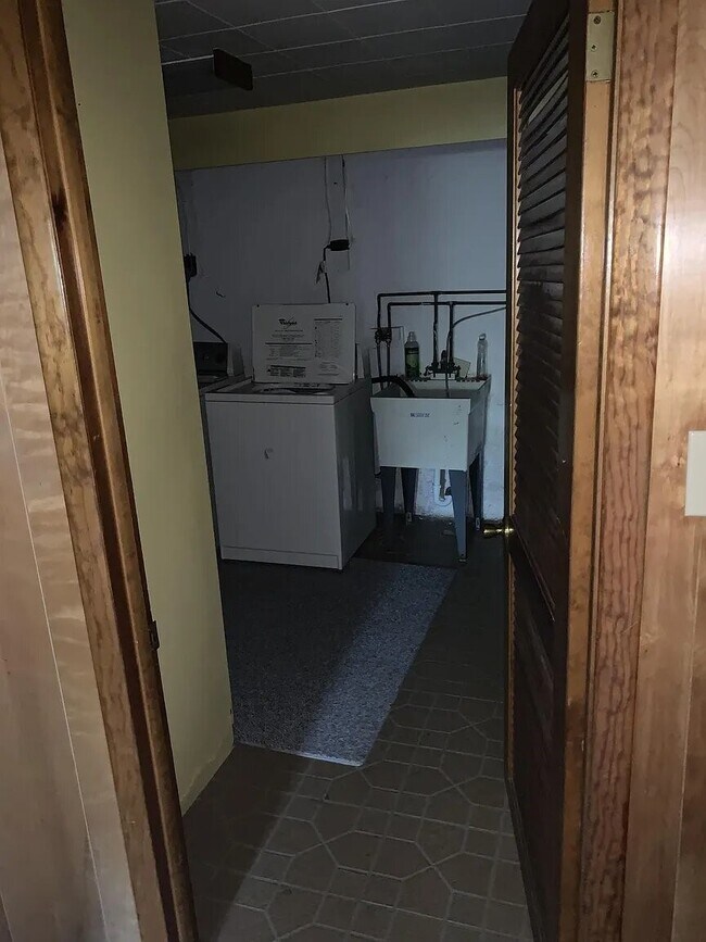 Building Photo - 3137 Belmont Ave