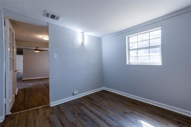 Building Photo - 2304 Thrasher Ln