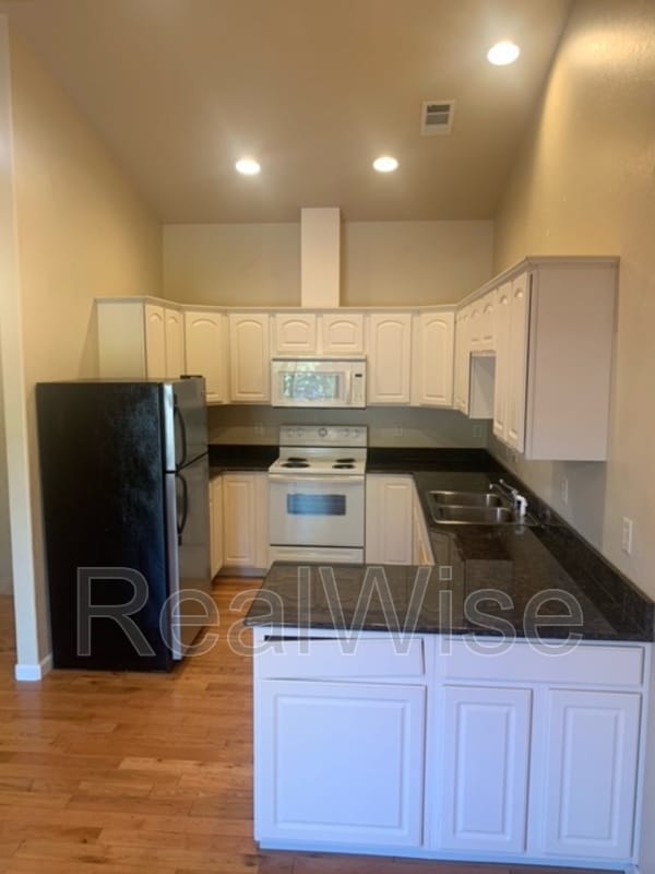 Building Photo - 205 Classick Dr