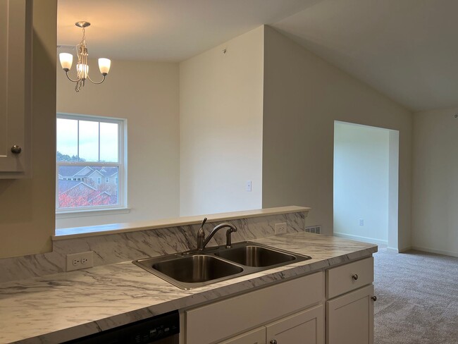 Building Photo - YEAR-ROUND RENTAL - 2 BED 2 BATH CONDO - U...