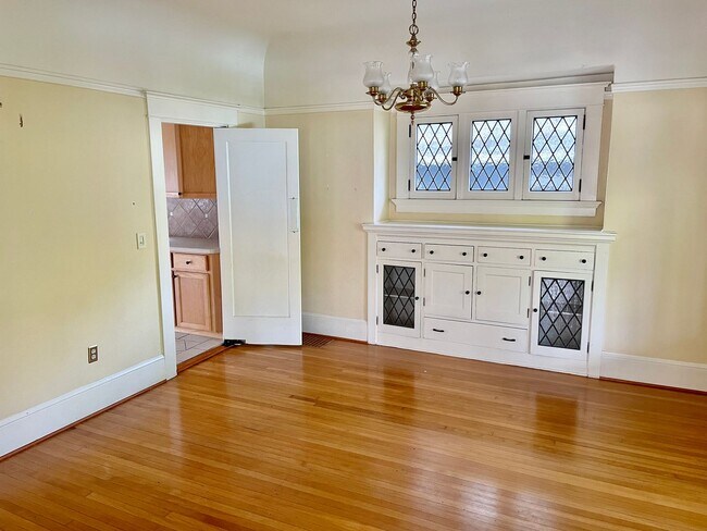 Building Photo - Coveted Laurelhurst Craftsman, Detached Garage, A/C, Hardwoods...A Rare Listing!