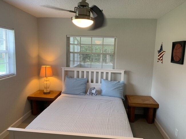 Building Photo - For Rent 4-Bedroom, 2-Bathroom single-family home