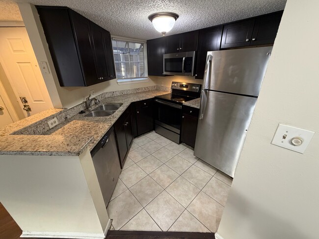 Building Photo - 1916 Lake Atriums Cir