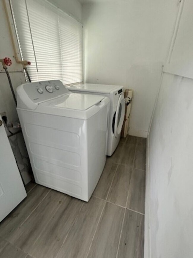 Building Photo - 1 Bedroom/1 Bathroom 1st Floor Duplex AVAILABLE AUGUST 7th!
