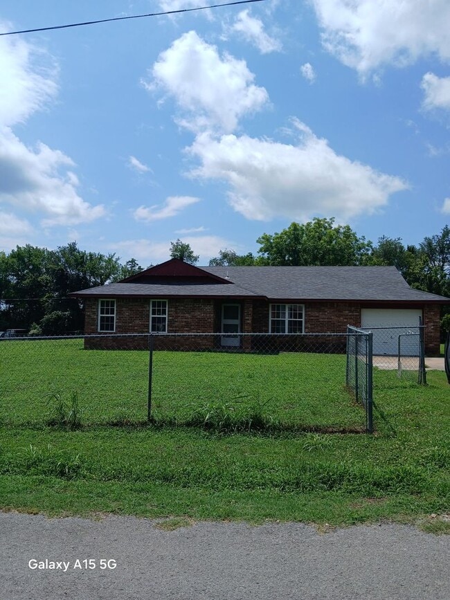 Building Photo - 3 Bedroom 2 bath