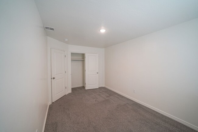 Building Photo - Spacious Townhome for Rent – Prime Location!