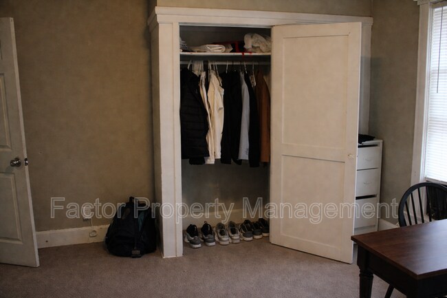 Building Photo - 328 N 6th St