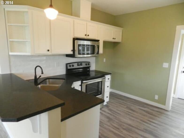Kitchen vacant 2 - 7138 N Central St