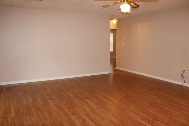 Building Photo - 305 Ashley Dr