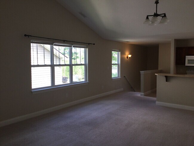 Building Photo - 3 Bedroom Townhouse in amazing location!