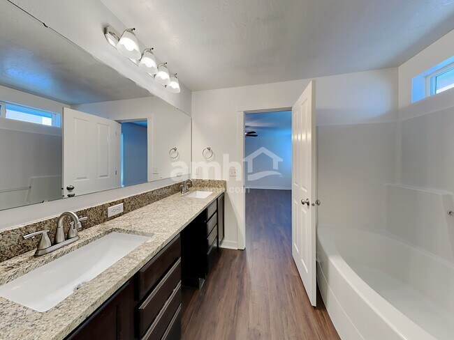 Building Photo - 754 N Scotney Ave