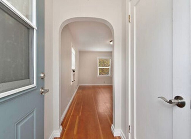 Building Photo - Darling Remodeled One Bedroom Cottage for Rent in Old Roseville