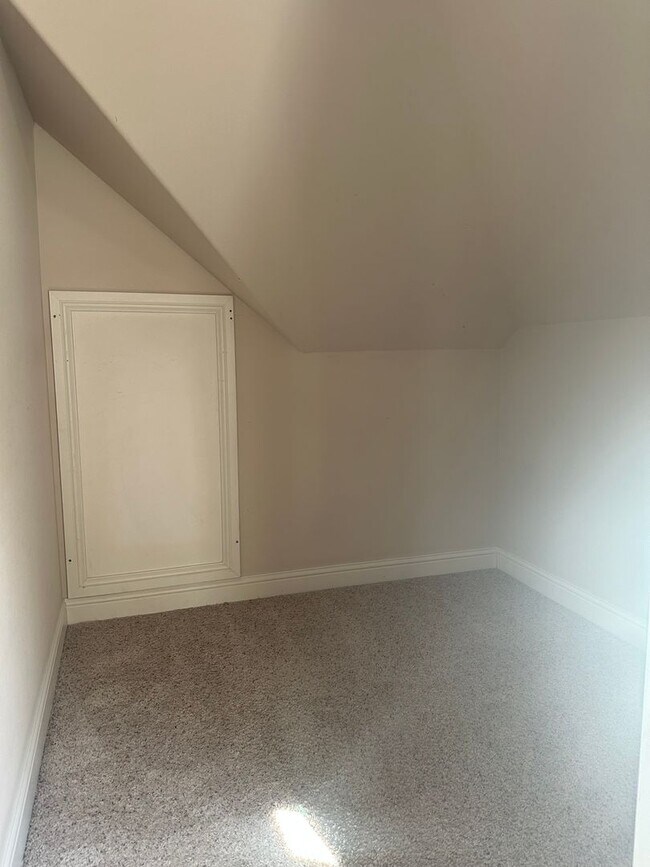 Building Photo - Located in the desirable Eagle Point Golf ...