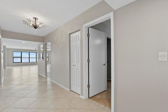 Building Photo - 1750 Jamaica Way