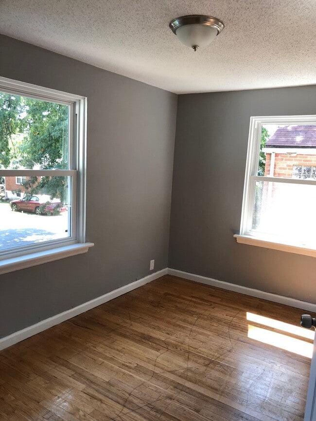 Building Photo - Beautiful Updated 2 Bedroom Home! A Must See!