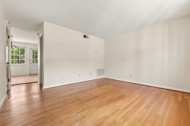 Building Photo - 1002 Willow Dr