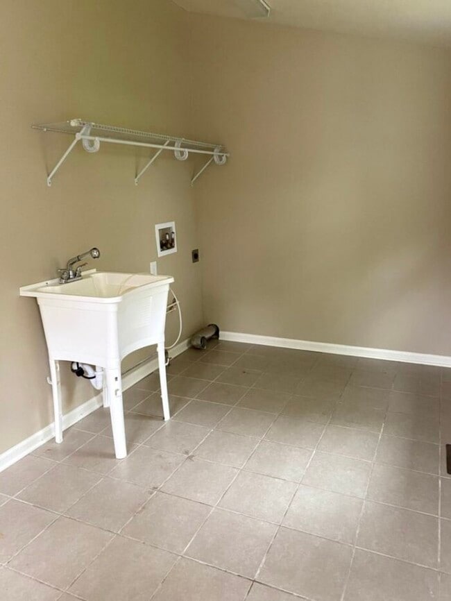 Building Photo - NEWLY RENOVATED 3 bdrm/2 bath - Sharon